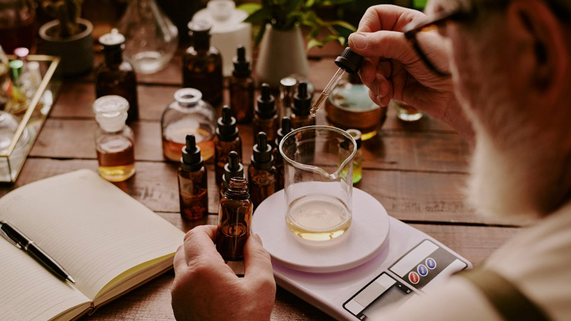 Eau de Toilette ou Eau de Parfum? Descubra as diferenças entre estas e outras versões mais vendidas na perfumaria